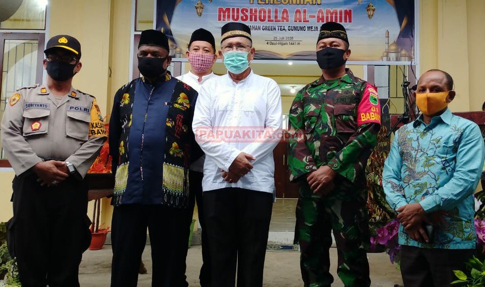 Pelaksana Bupati Manokwari Edi Budoyo pose bersama usai pengresmian Mushola Al Amin, Kampung Insirifuri, Kelurahan Amban
