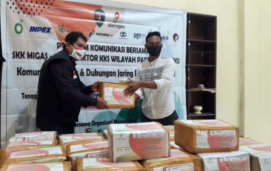 Pendistribusian paket bantuan secara simbolis dari Dompet Dhuafa kepada perwakilan jurnalis terasmaluku.com, Alifan Sanusi.