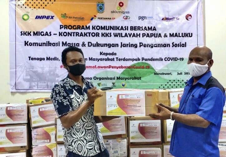 Penyerahan Jaring Pengaman Sosial SKK Migas-KKKS Pamalu kepada Ketua Klasis Manokwari, Pendeta Johanis C. Mamoribo, MTh