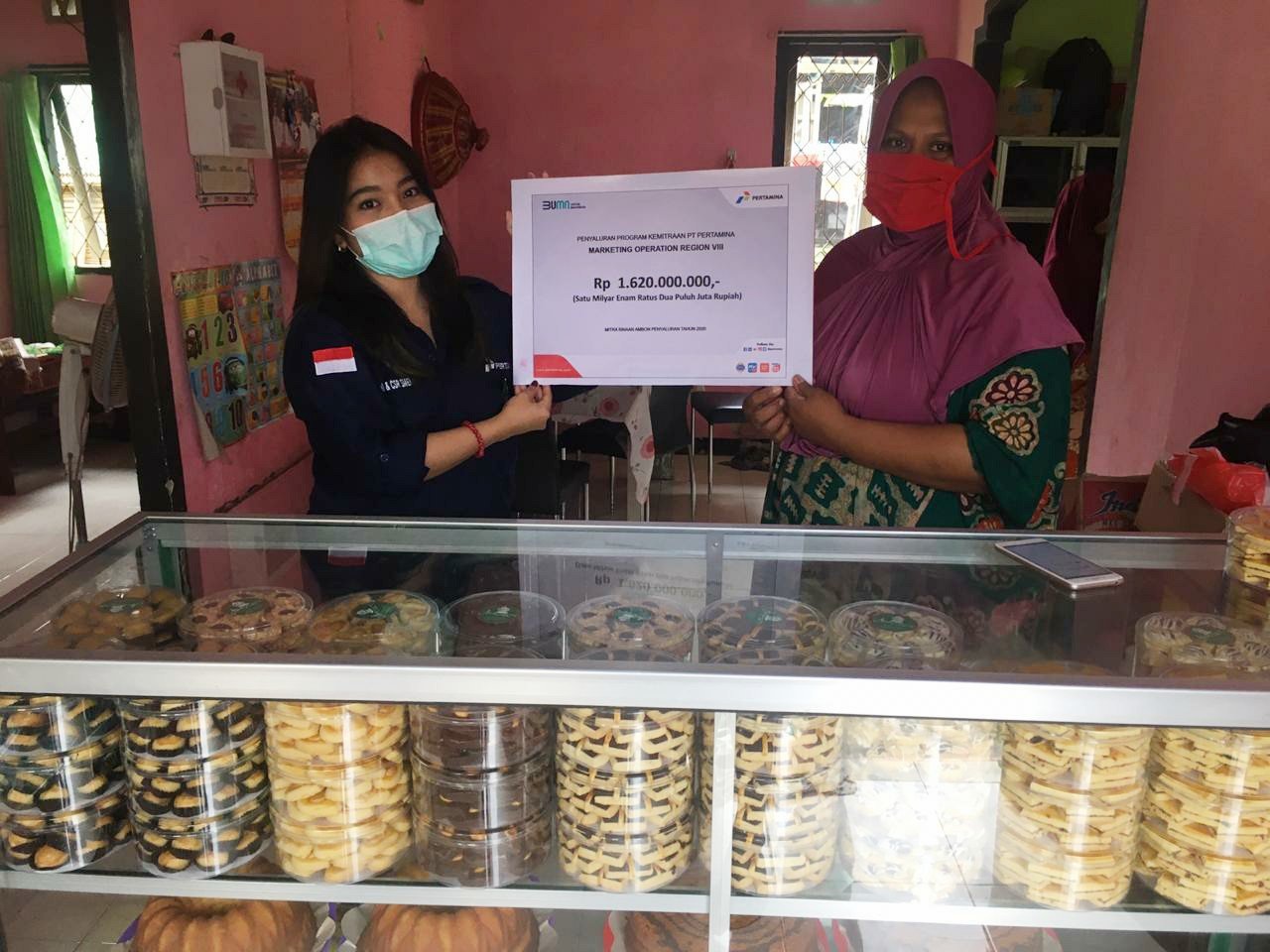 Penyerahan bantuan modal usaha secara simbolis kepada pelaku UMKM di Ambon.