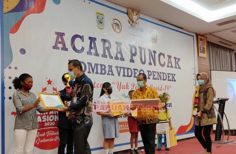 Penyerahan hadiah kepada pemenang lomba karya film pendek Yuk Peduli Covid-19. Lomba ini digelar dalam rangka peringatan Hari Anak Nasional 23 Juli 2020