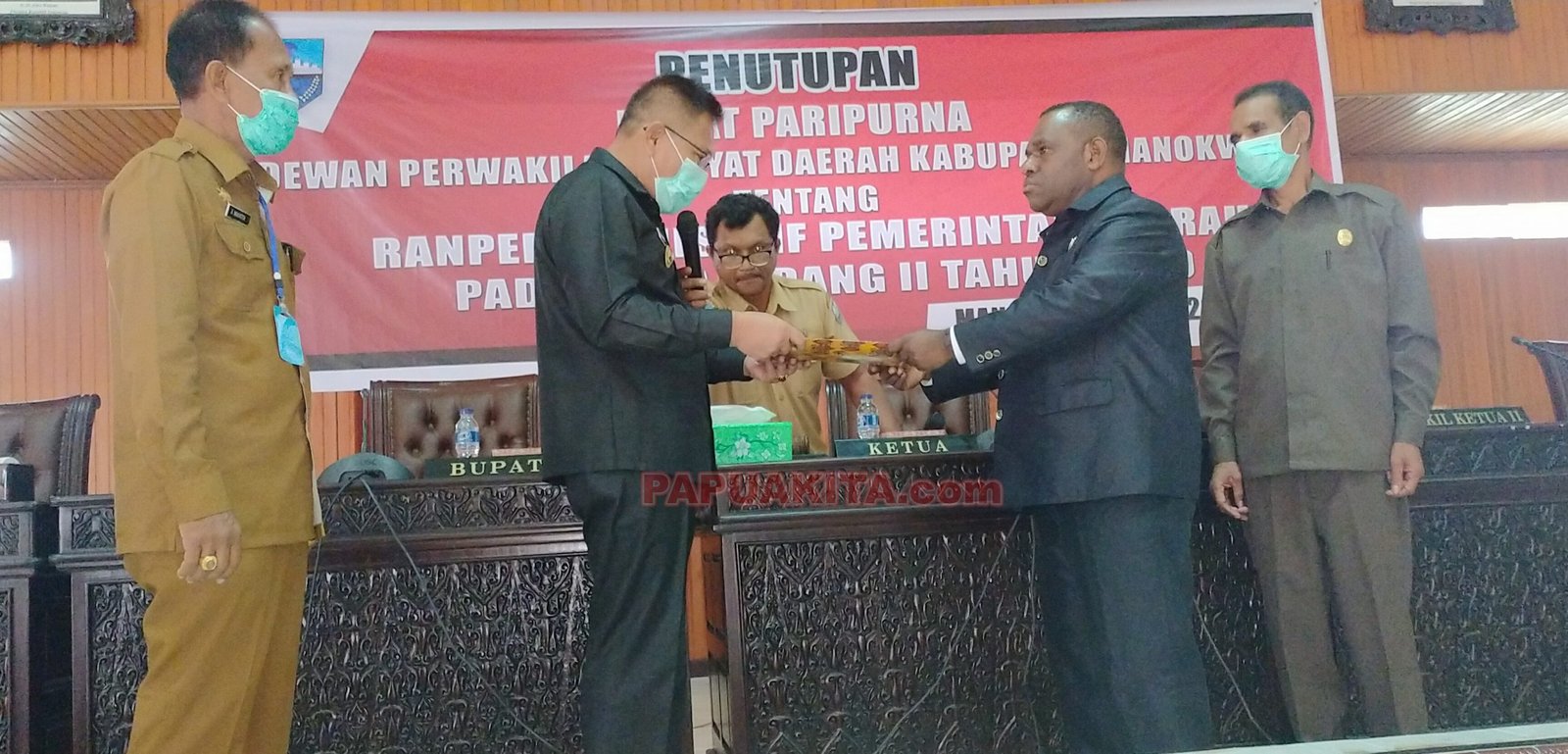 Penyerahan salinan keputusan DPRD.