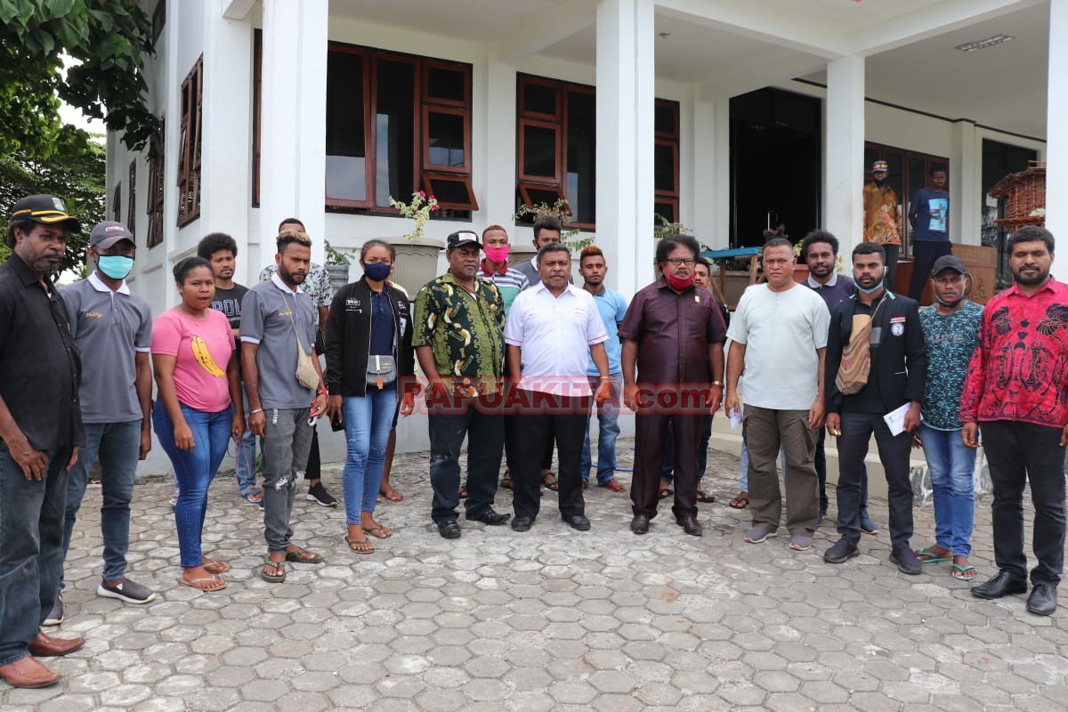 Pose bersama ketua dan anggota MRPB bersama perwakilan masyarakat adat