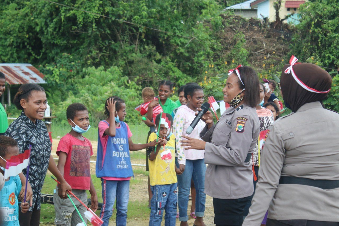Program Polisi Mengajar yang diselenggarakan Dit. Binmas Polda Papua Barat di Distrik Ayamaru, Kabupaten Maybrat