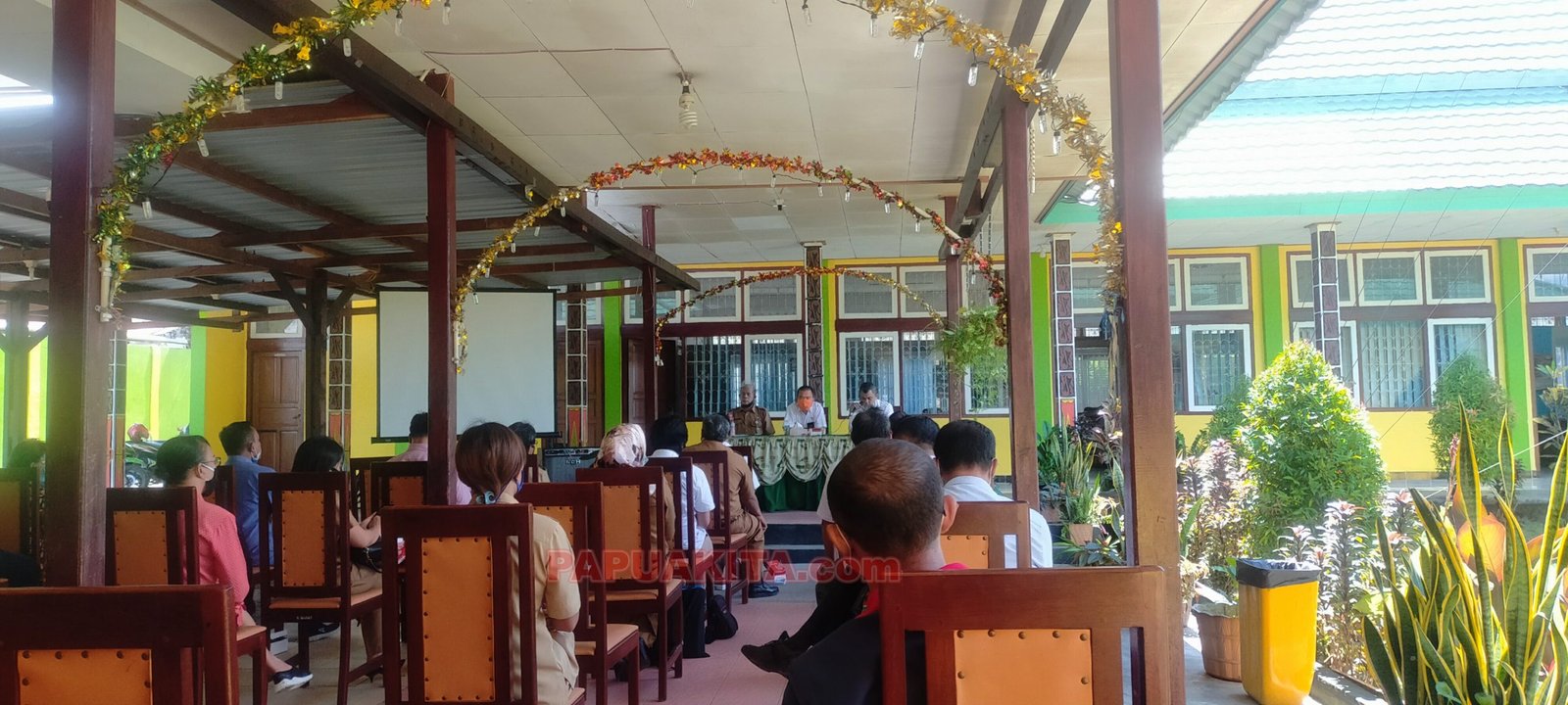 Rapat Gugus Tugas Covid-19 Kabupaten Manokwar bersama BPKP Papua Barat Rapat Gustu terkait reviuw refocusing anggaran Covid-19 dengan BPKP perwakilan Papua Barat.