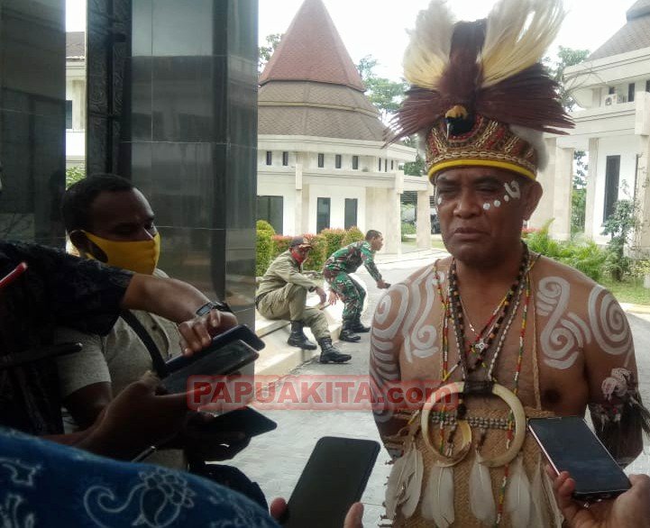 Bupati Kaimana Mathias Mairuma. Mairuma menyatakan hasil seleksi CPNS formasi 2018 disetujui diubah dengan memperhatikan presentase 80 untuk orang asli Papua, dan 20 persen non papua.