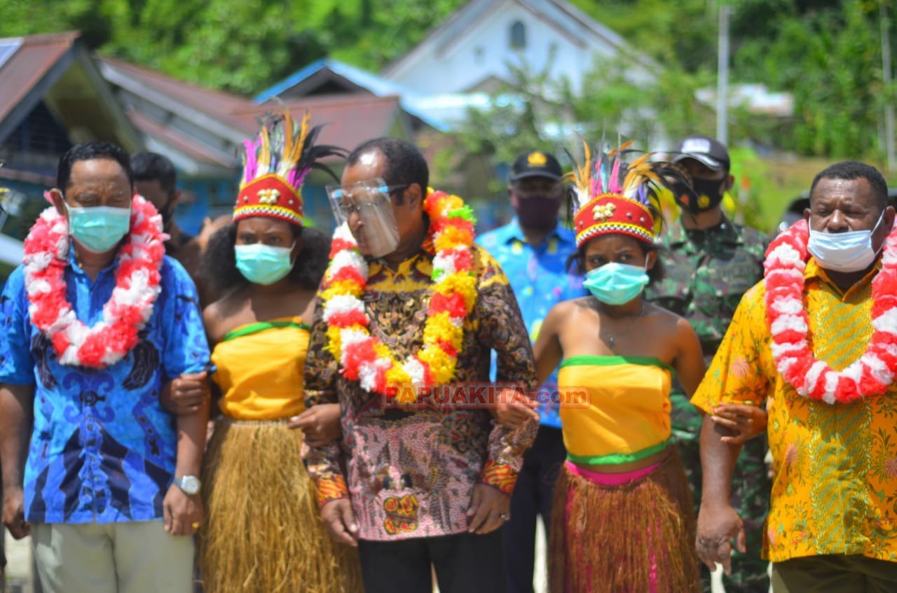 Bupati Teluk Wondama Bernadus Imburi disambut masyarakat kampung di sela kegiatan pengresmian gedung baru PKM Aisandami