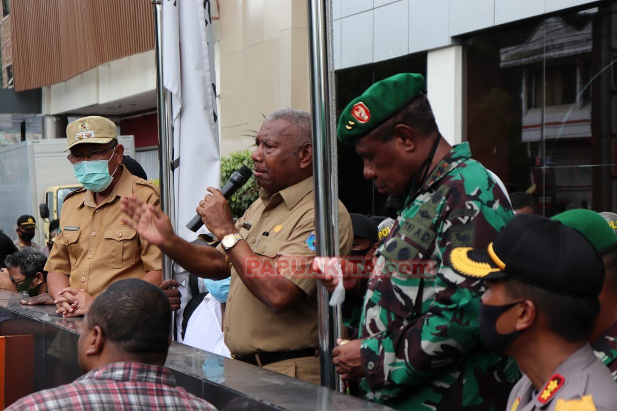 Gubernur Dominggus Mandacan ketika memberikan penjelasan kepada para pencari kerja yang berdemonstrasi di Jalan Yos Sudarso