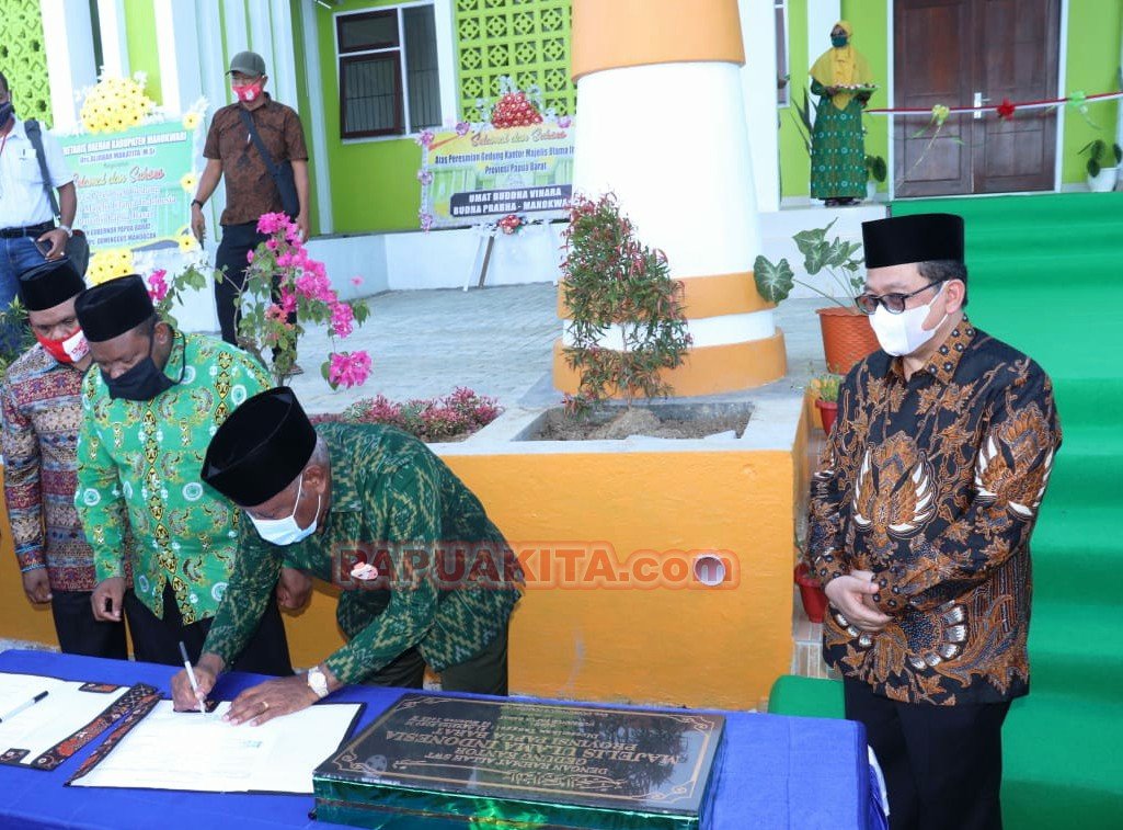 Gubernur Dominggus Mandacan menandatangani prasasti pengresmian gedung baru kantor MUI Provinsi Papua Barat