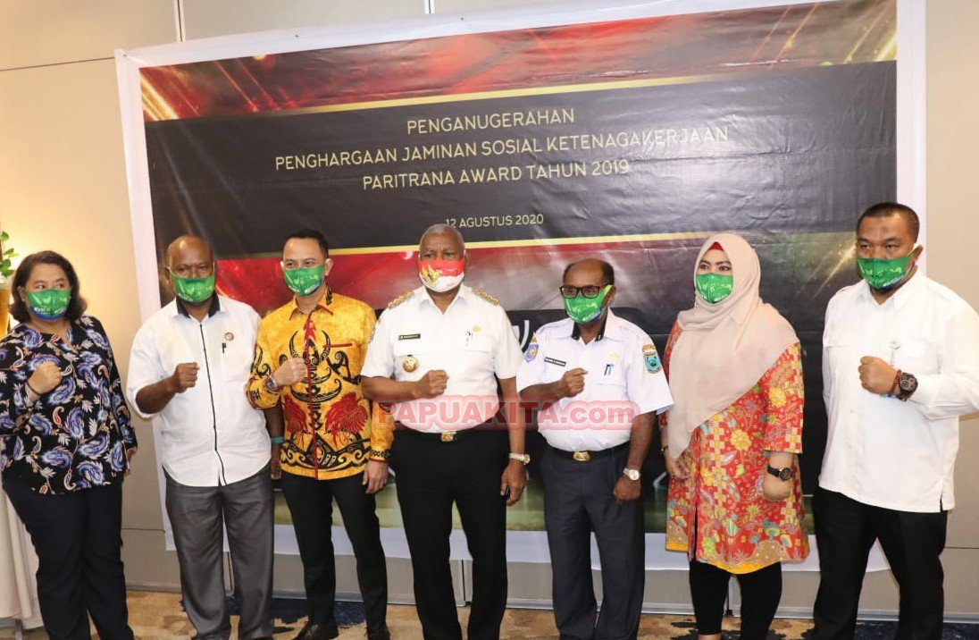 Gubernur Papua Barat Dominggus Mandacan pose bersama usai menerima Paritrana Award 2019