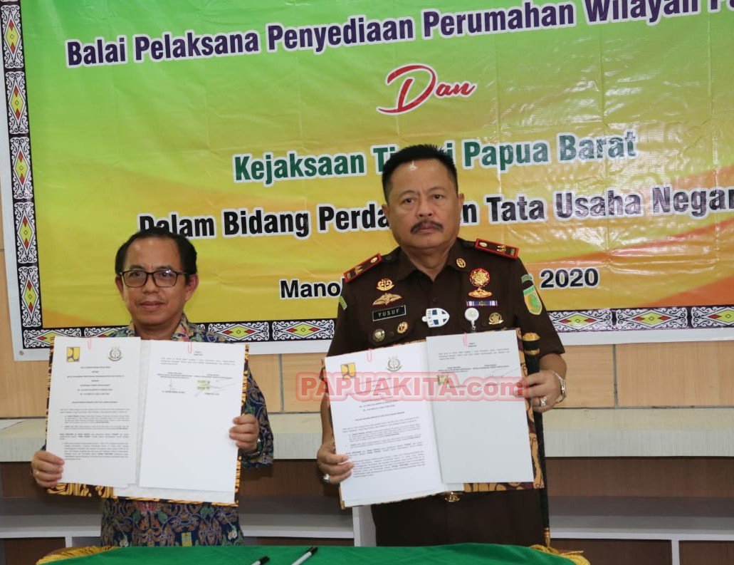 Kepala BP2P dan Kajati Papua Barat menunjukkan dokumen MoU pendampingan hukum yang telah ditandatangani bersama
