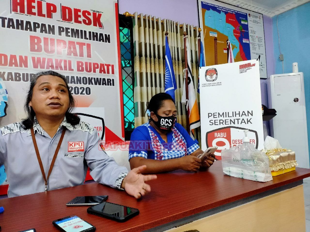 Ketua KPU Kabupaten Manokwari Abdul Muin Salewe, didampingi Komisioner KPU Divisi Teknis Penyelengara, Aplena Rumakeuw.