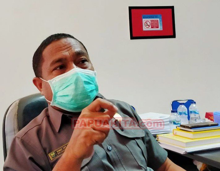 Ketua Pansus Covid-19 DPRD Kabupaten Manokwari, Romer Tapilatu. Pansus tengah menyiapkan surat resmi yang berisikan sejumlah hal pokok terkait penangancan Covid-19.
