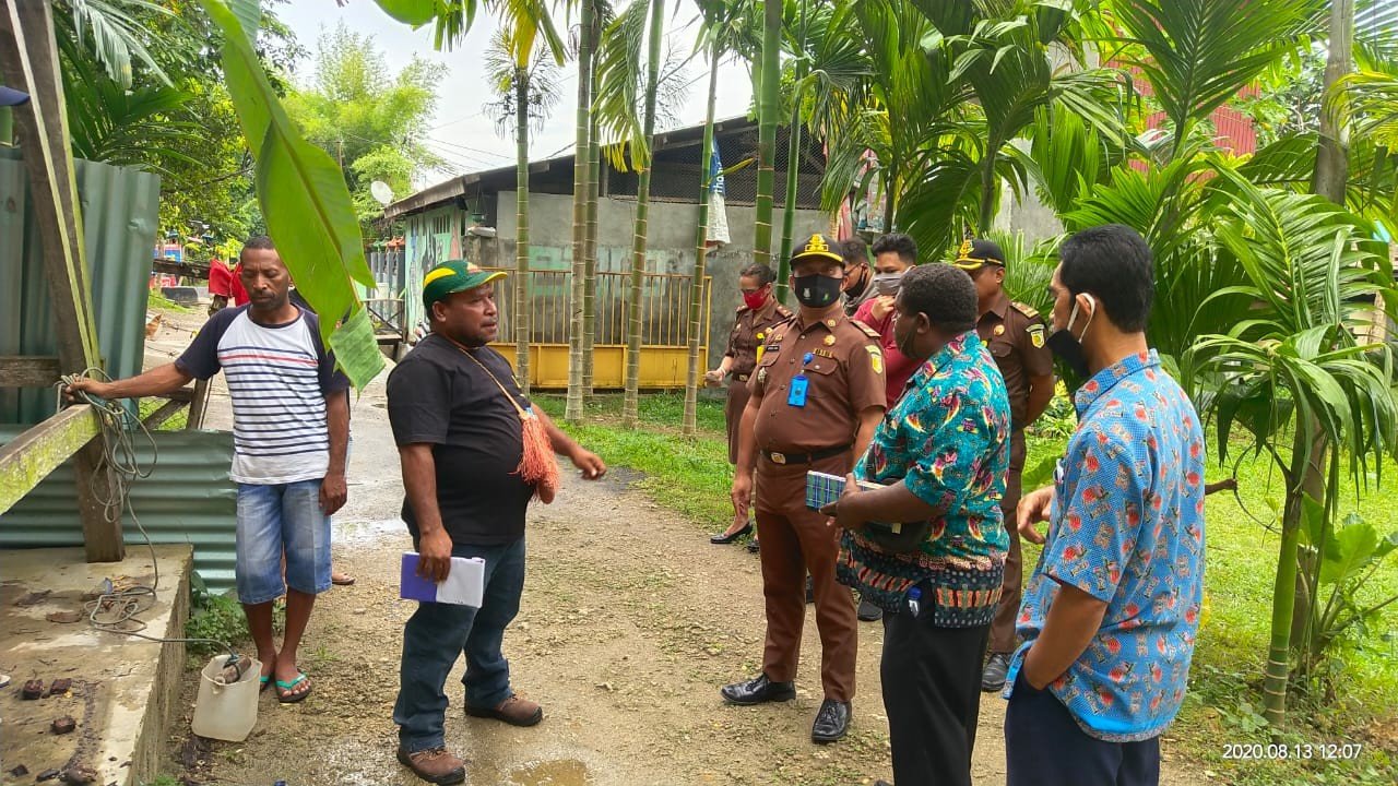 Ketua RT 1 RW 3 Kelurahan Sanggeng, Boy Baransano saat mendampingi pihak PDAM Manokwari, Kejati Papua Barat, dan PT Pertamina FT Manokwari saat menyurvei lokasi pemasangan pipanisasi air bersih