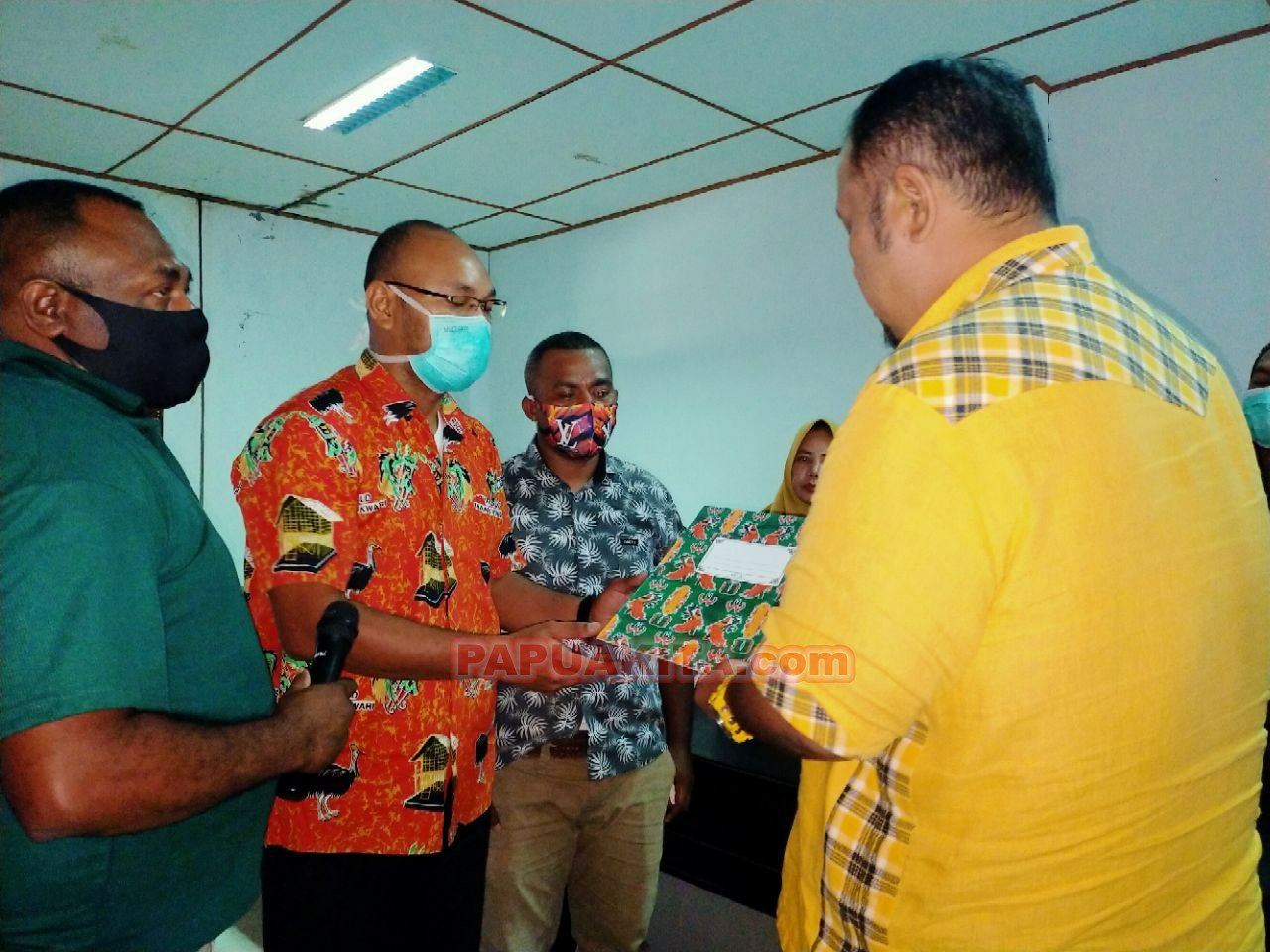 Ketua Tim 2.083 Honorer Kabupaten Manokwari Frans Albert Mirino menyerahkan petisi dan tuntutan kepada Wakil Ketua DPRD Norman Tambunan