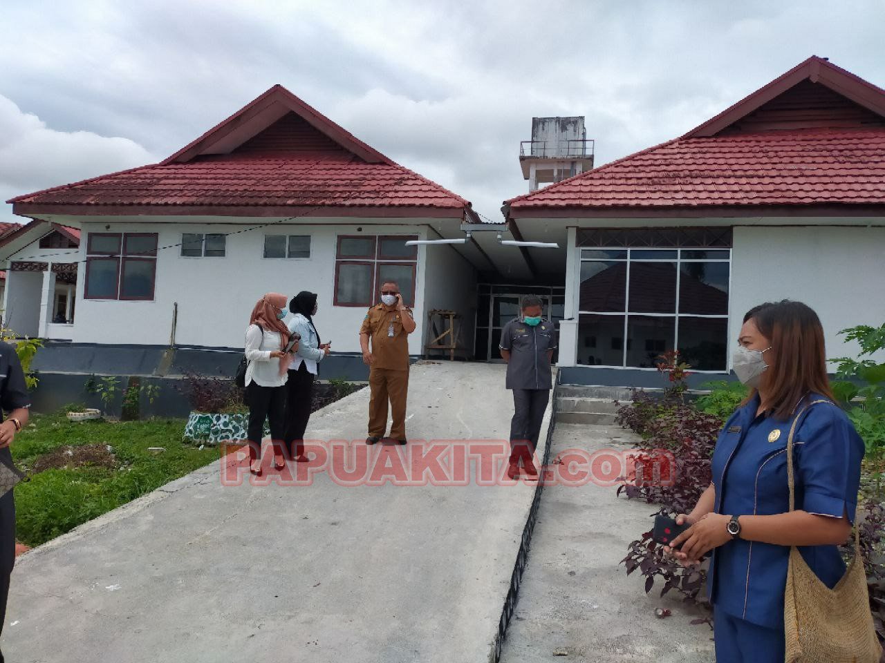 Pansus Covid-19 DPRD Manokwari saat melihat keberadaan ruang isolasi pasien covid. Ruangan tersebut belum difungsikan