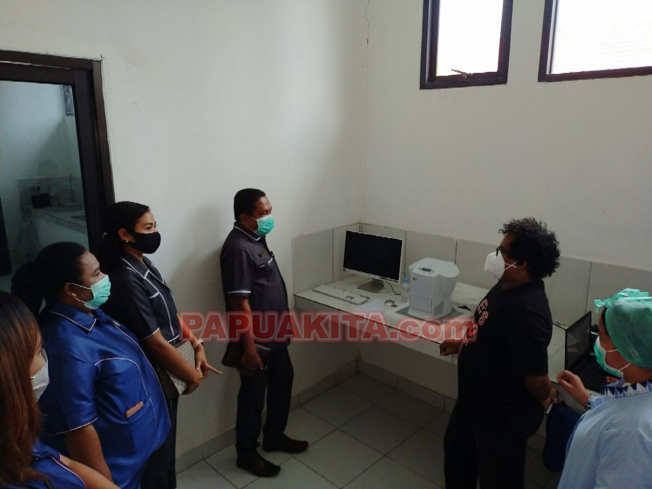 Pansus Covid-19 DPRD Manokwari saat mengunjungi RSUD Manokwari. Pansus mengecek kesiapan pengoperasian alat PCR, laboratorium, serta ruang isolasi