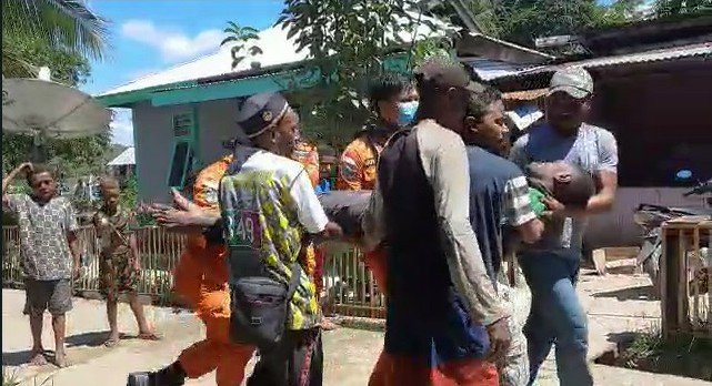 Parsidi Tonoi (19), saat dievakuasi menuju Rumah Sakit Daerah Teluk Bintuni karena sempat pingsan usai ditemukan selamat
