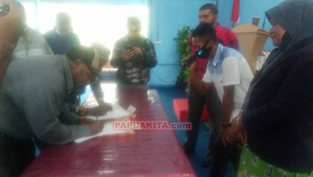 Penandatanganan aspirasi dan pernyataan sikap oleh pemuka masyarakat Kaimana sebelum diserahkan kepada perwakilan MRPB