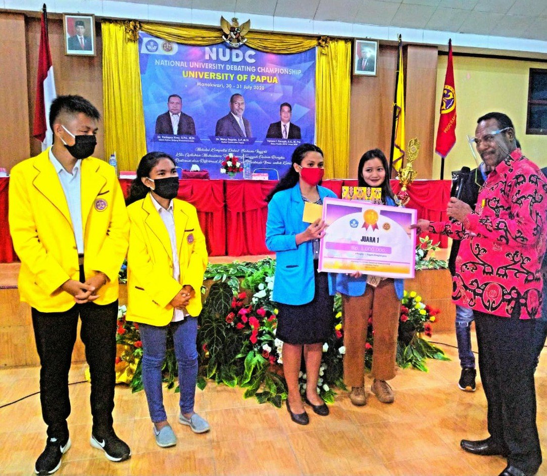 Rektor Unipa, Meky Sagrim menyerahkan trophy dan sertifikat kepada pemenang lomba debat bahasa inggris tingkat Unipa
