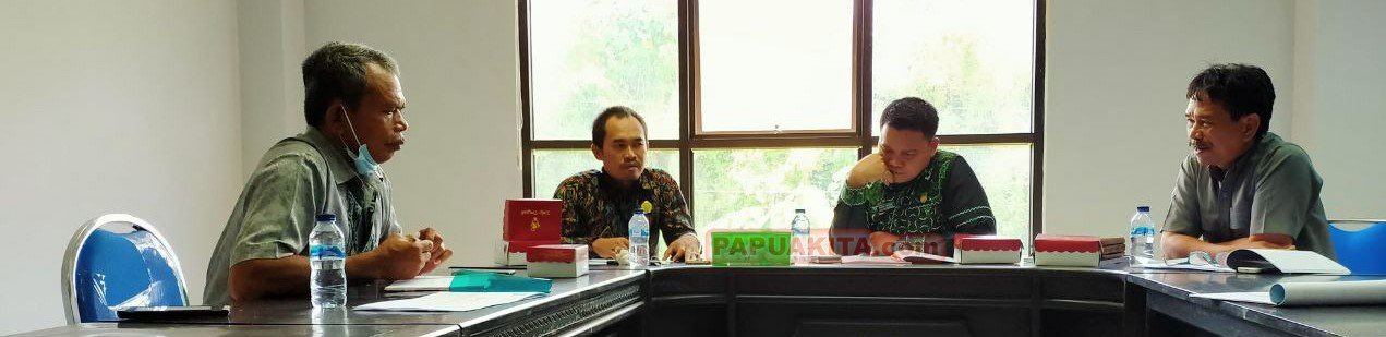 Sekretaris RSUD Manokwari, Joloan Simanjutak (paling kiri) saat menggelar rapat dengar pendapat bersama Komisi A DPRD Kabupaten Manokwari
