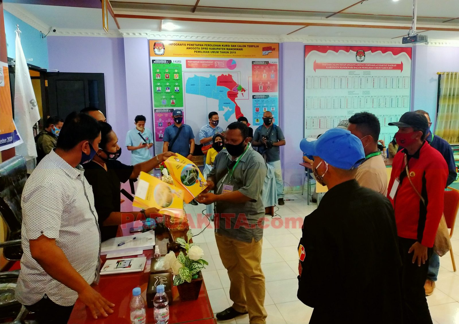 Simulasi pendaftaran bakal calon bupati dan wakil bupati Manokwari tahun 2020 yang digelar KPU. Komisioner KPU menunjukkan berkas pencalonan pasangan bakal calon kepadad Bawaslu