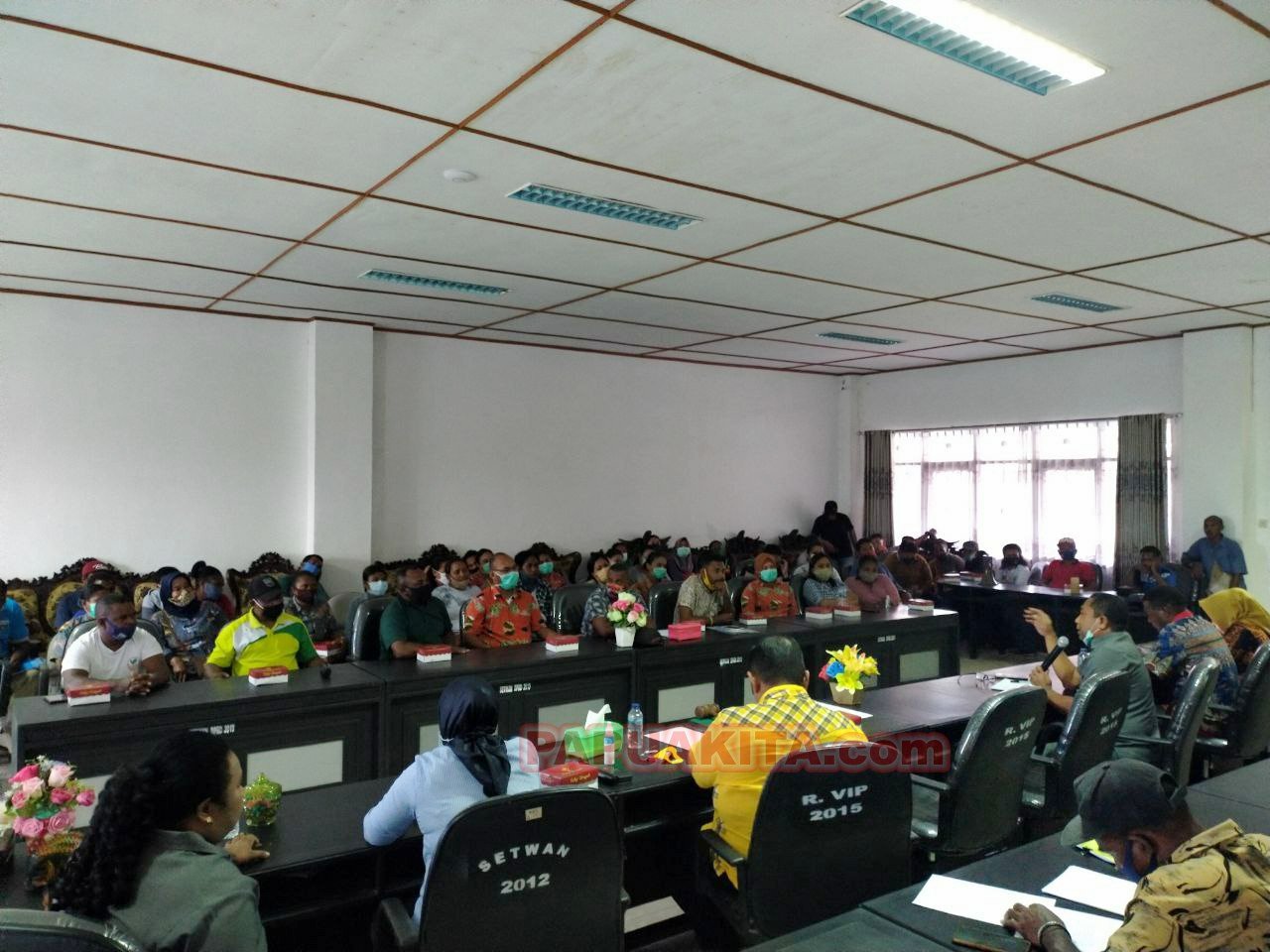 Suasana audiens DPRD dengan perwakilan honorer Pemkab Manokwari. DPRD wacanakan pembentukkan pansus untuk menyikapi masalah honorer daerah.