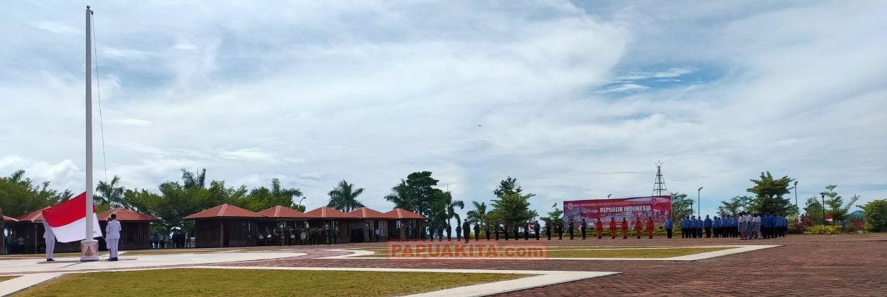 Suasana pengibaran bendera merah-putih pada perayaan HUT ke-75 RI di Lingkup Papua Barat