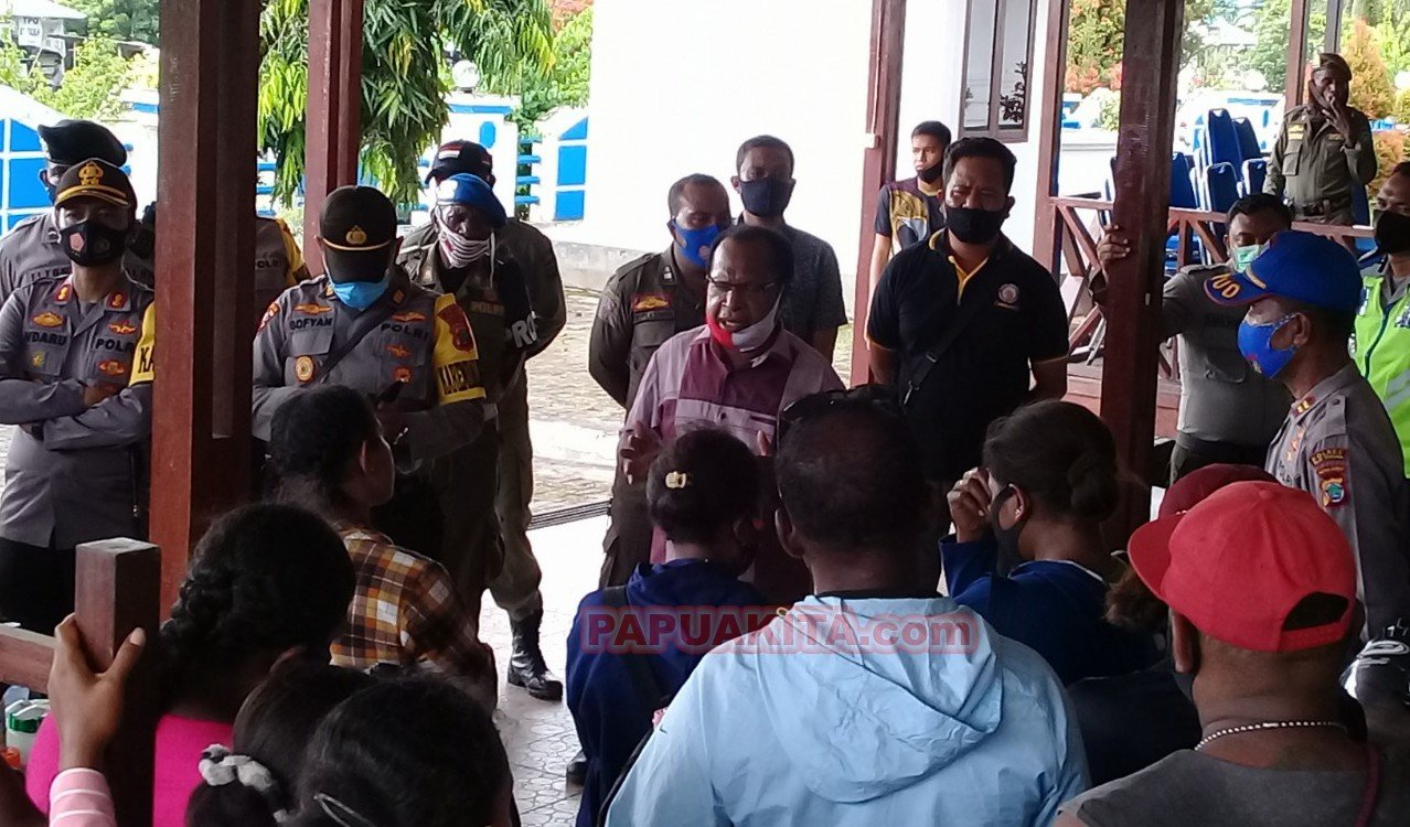 Bupati Teluk Wondama Bernadus Imburi memberikan penjelasan honorer dan pencaker di kediamannya di Manggurai.