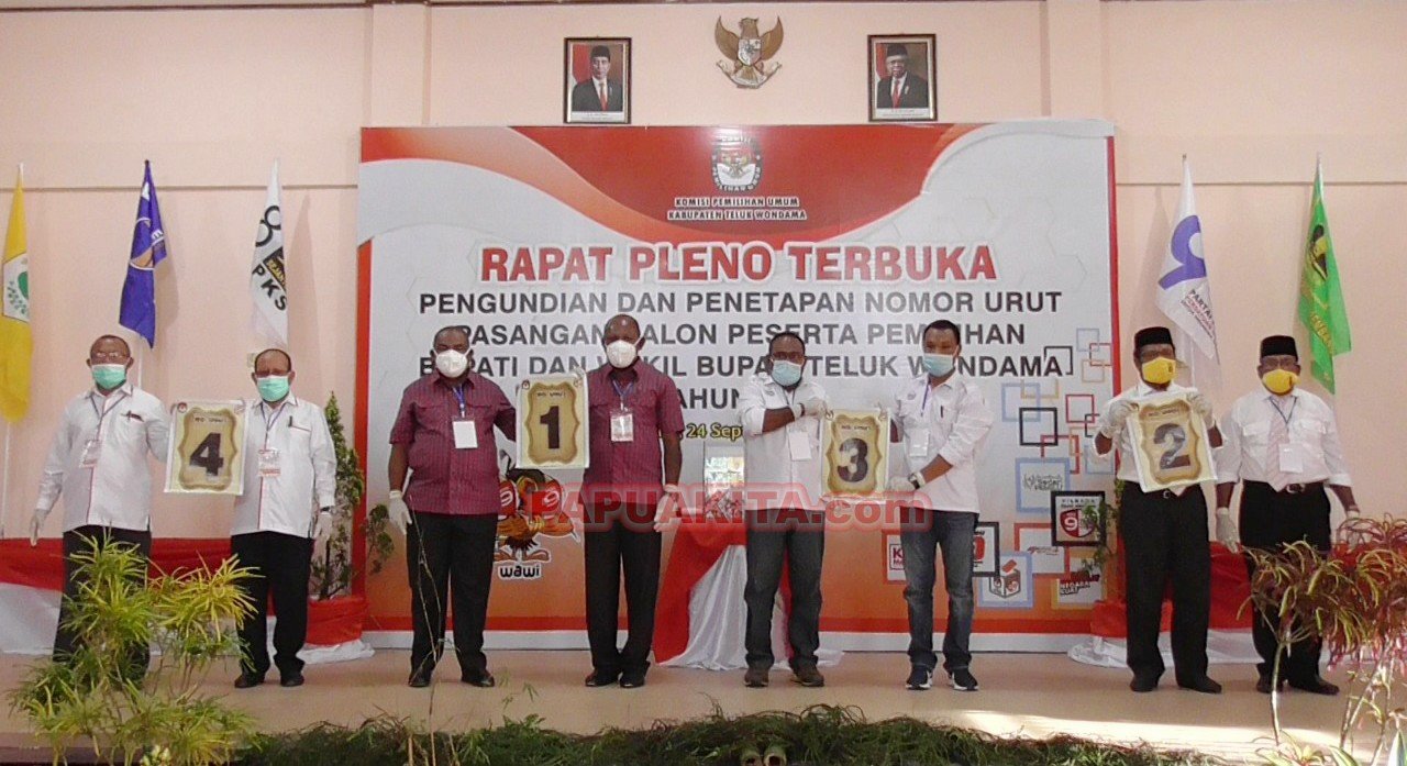 Empat pasangan calon bupati-wakil bupati pada Pemilu Serentak 2020 Kabupaten Teluk Wondama usai mencabut nomor urut