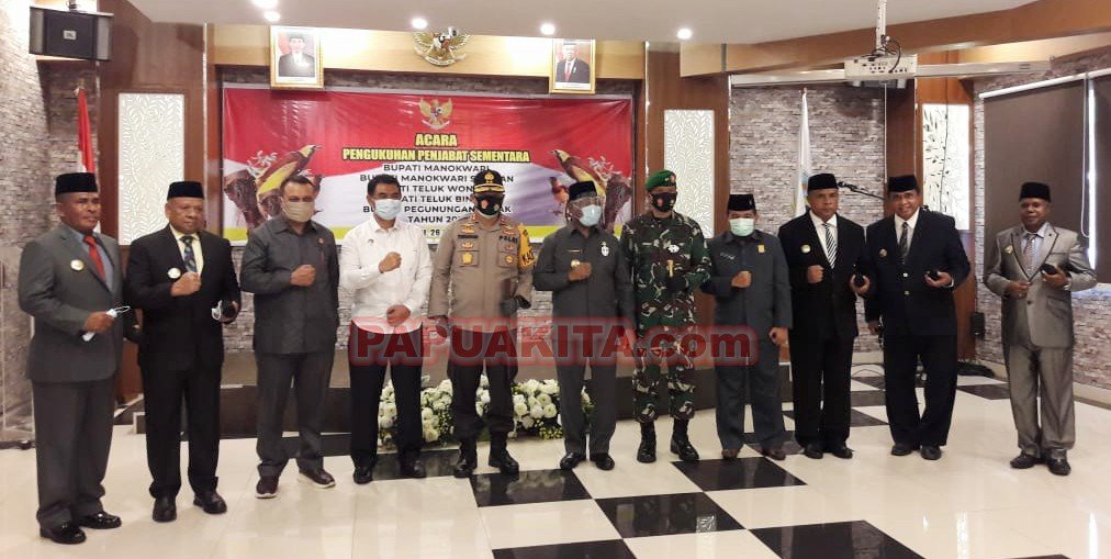 Gubernur Dominggus Mandacan pose bersama usai melantikan lima penjabat sementara bupati