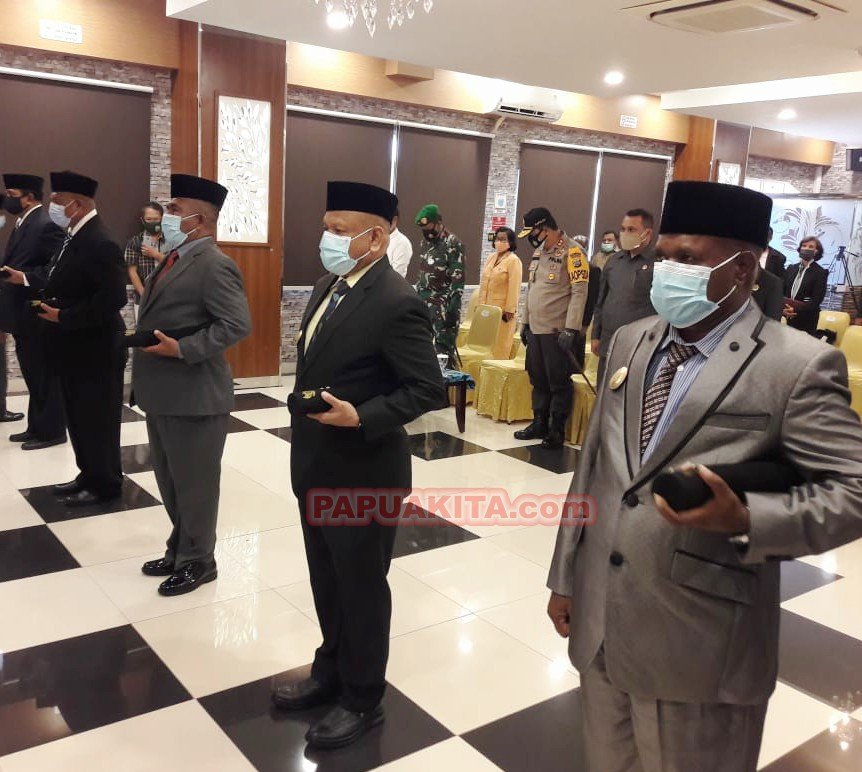 Gubernur Dominggus Mandacan resmi melantik lima Penjabat sementara (Pjs) Bupati.