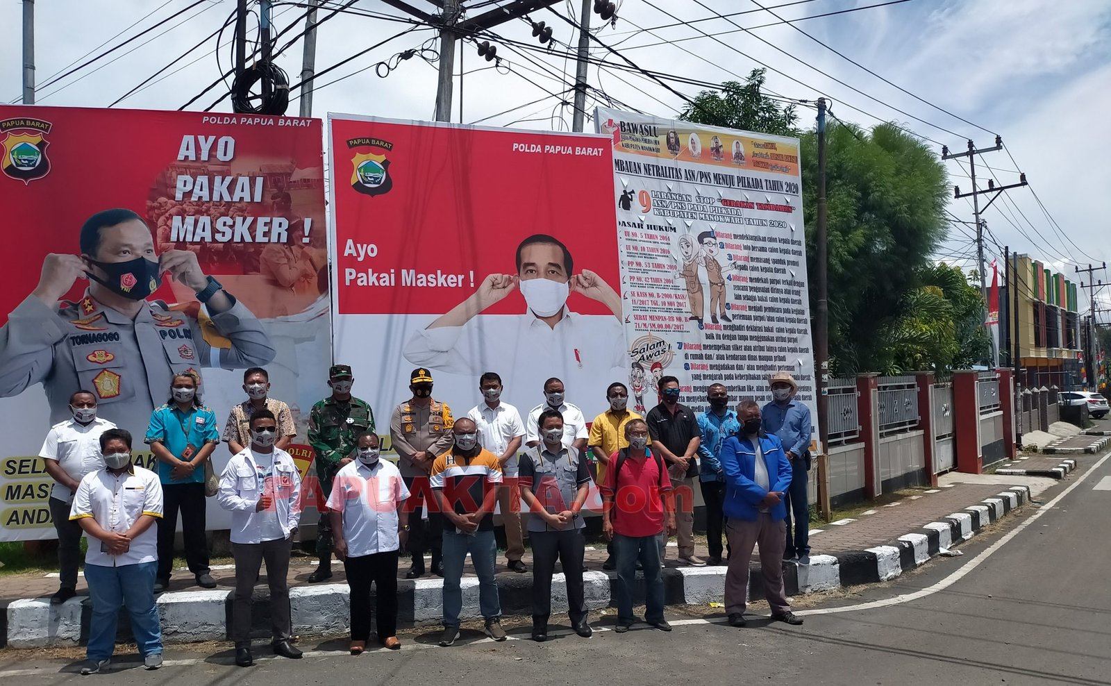 Kapolda Tornagogo Sihombing pose bersama usai kampanye pembagian masker dalam rangka memutus mata rantai penularan Covid-19