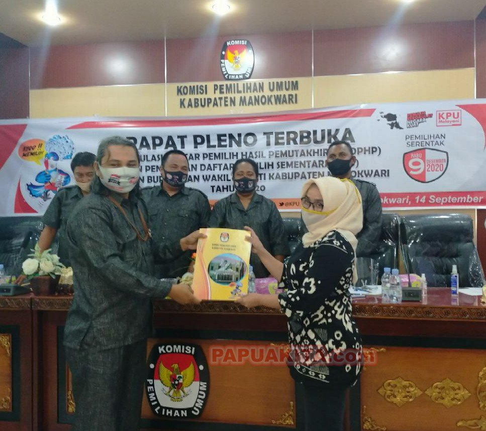 Ketua KPU Kabupaten Manokwari Abdul Muin Salewe menyerahkan DPS Pilkada kepada Komisioner Bawaslu Nurlaila Muhammad