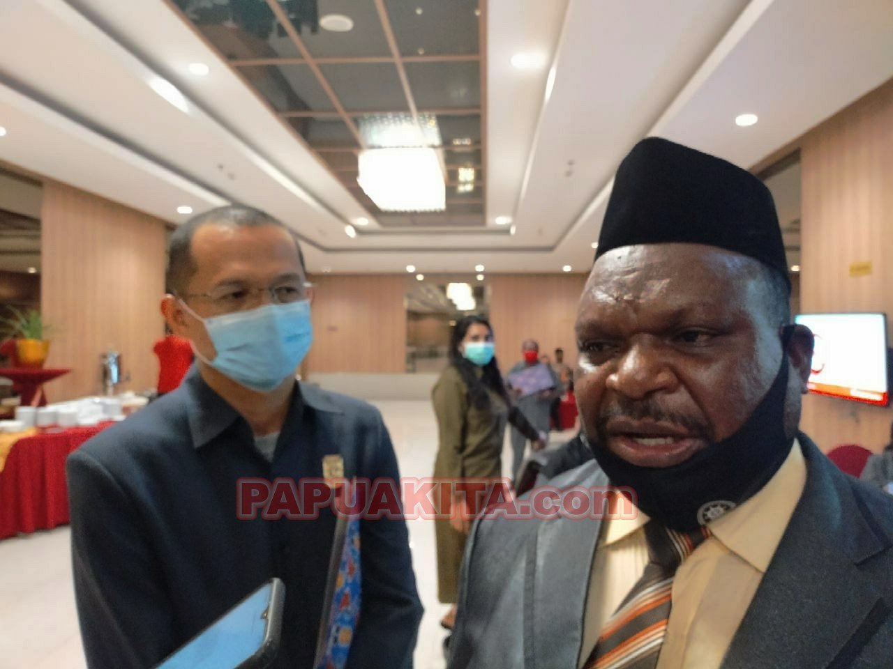 Kiri-kanan. Wakil Ketua DPR Papua Barat Ranley Mansawan dan Ketua DPR Papua Barat Origenes Wonggor.