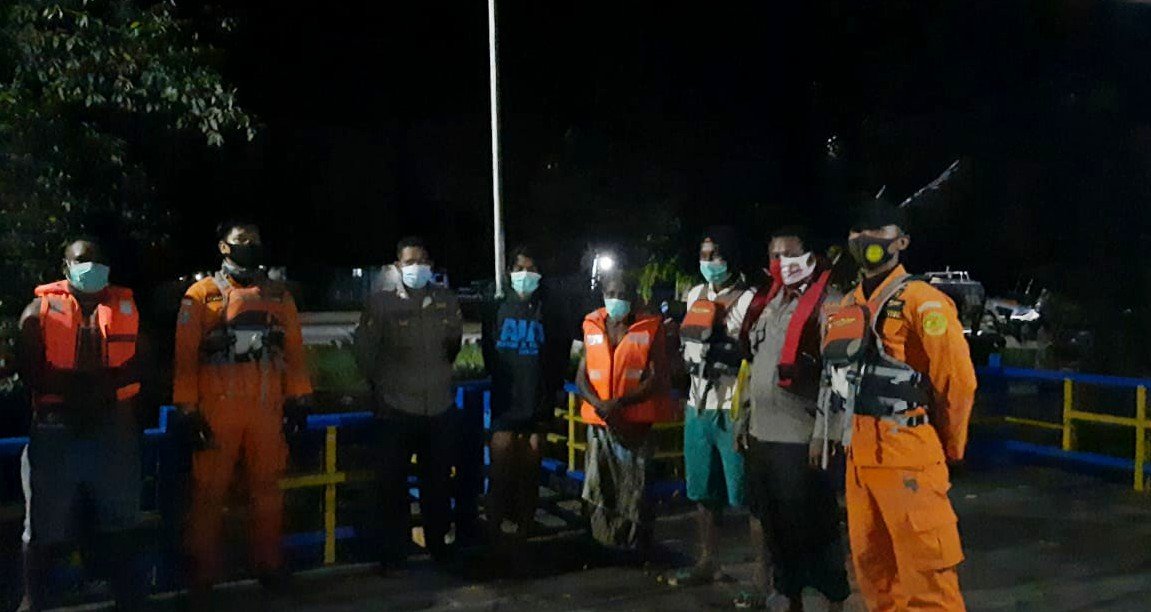 Korban selamat perahu terbalik di Muara Sungai Retui, Kabupaten Teluk Bintuni usai dievakuasi oleh Tim SAR Gabungan Pos SAR Bintuni