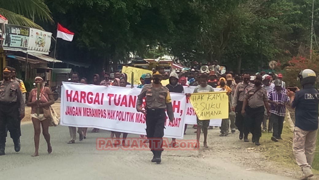 Masyarakat adat depalan suku Kaimana menggelar long march menuju ke Kantor KPU untuk menggelar demonstrasi damai