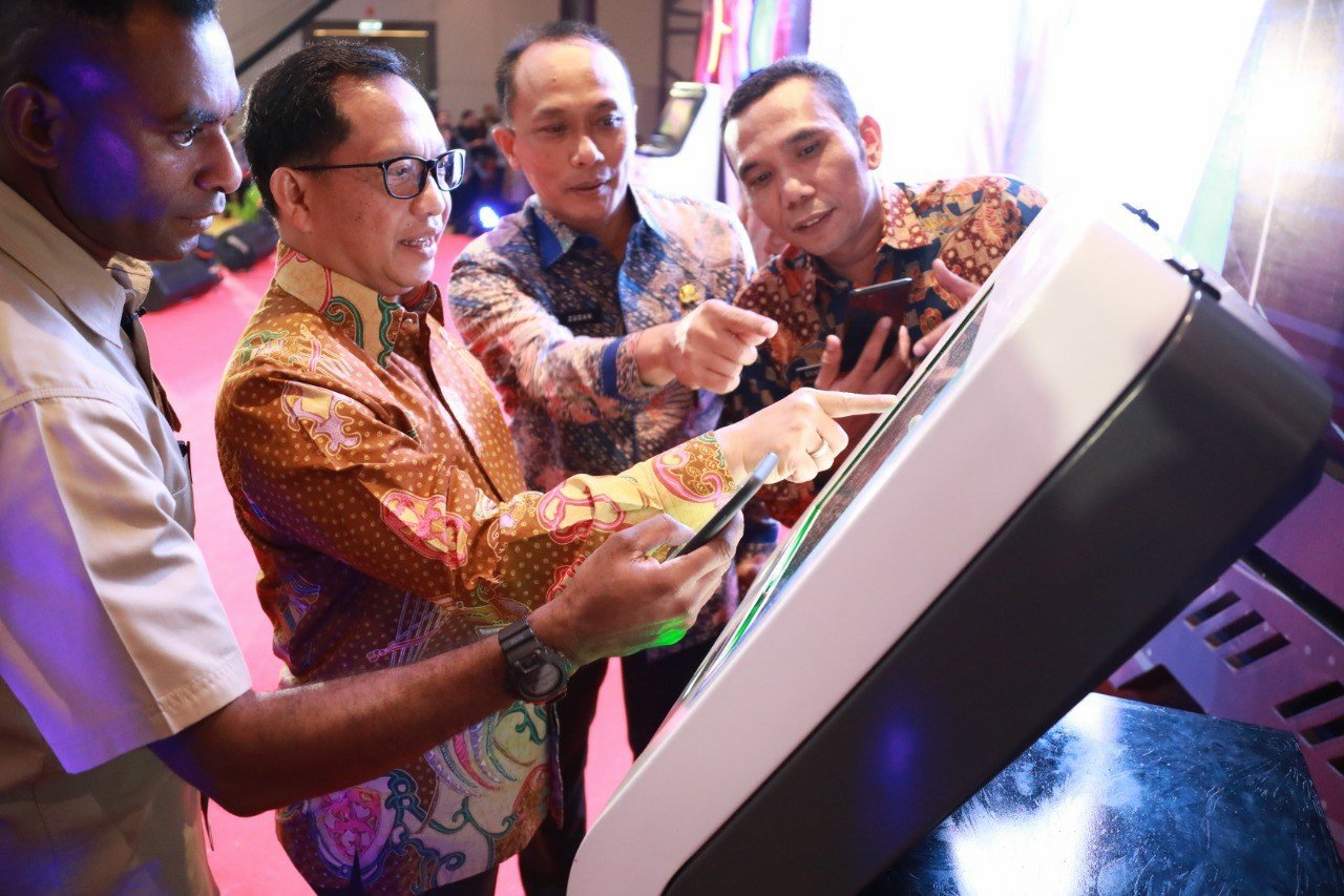 Menteri Dalam Negeri Tito Karnavian saat melihat pelayanan Dukcapil melalui Program Dukcapil Menyapa Masyarakat