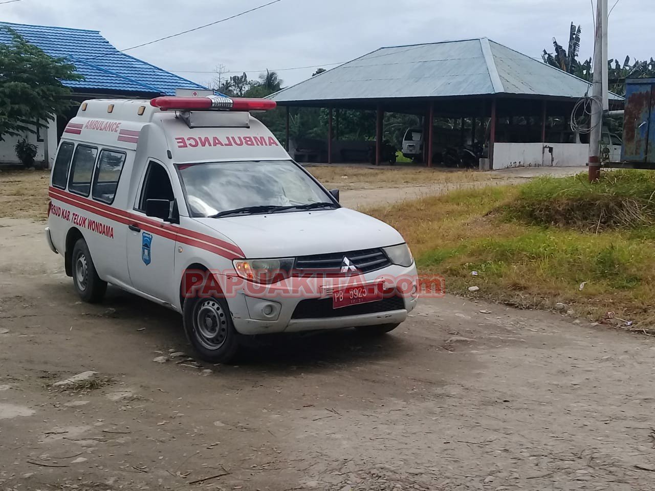 Mobil ambulance yang membawa jenazah pasien terkonfirmasi Covid-19 menuju ke tempat pemakaman di Kampung Sobey Warayaru