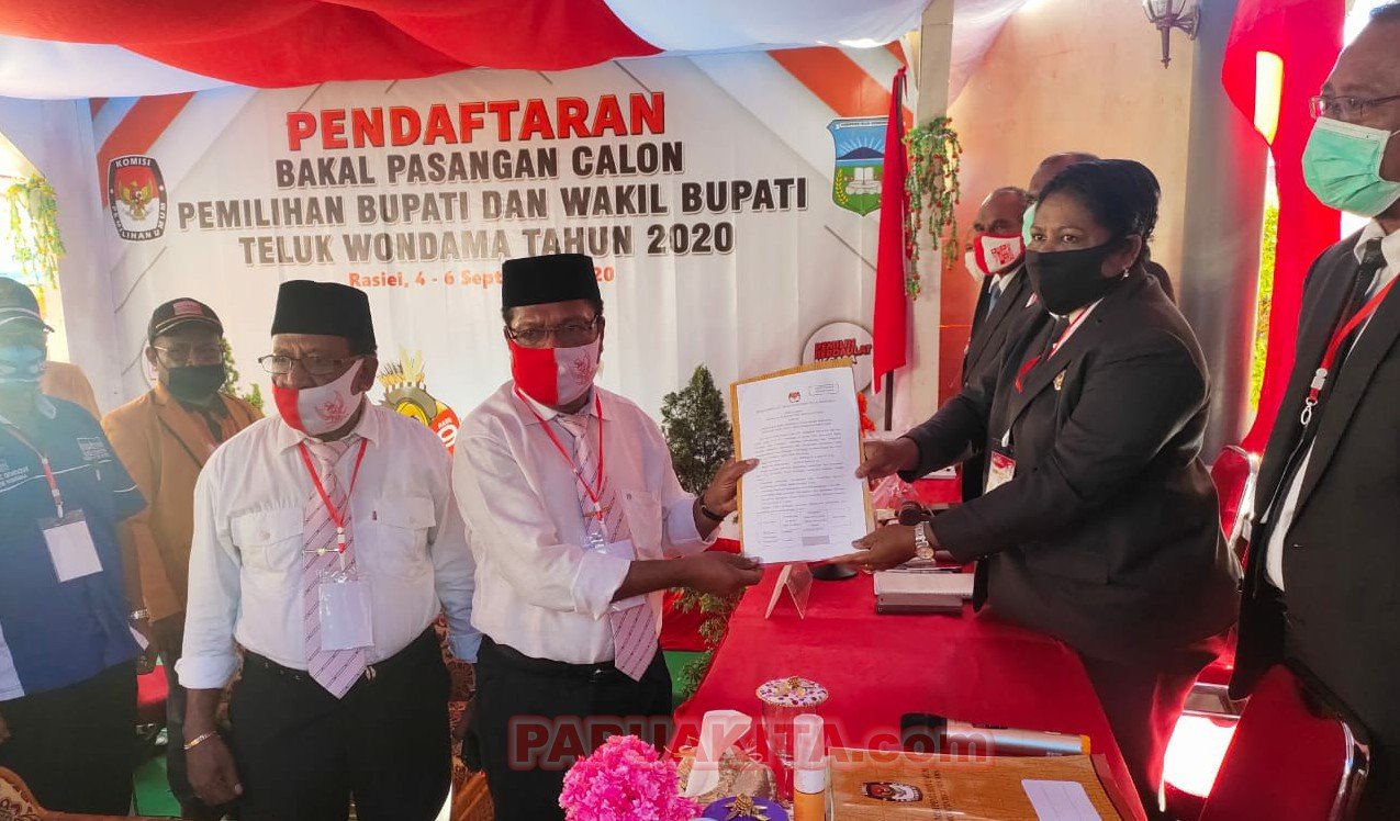 Pasangan BERIMAN saat menyerahkan berkas pencalonan ke KPU Kabupaten Teluk Wondama