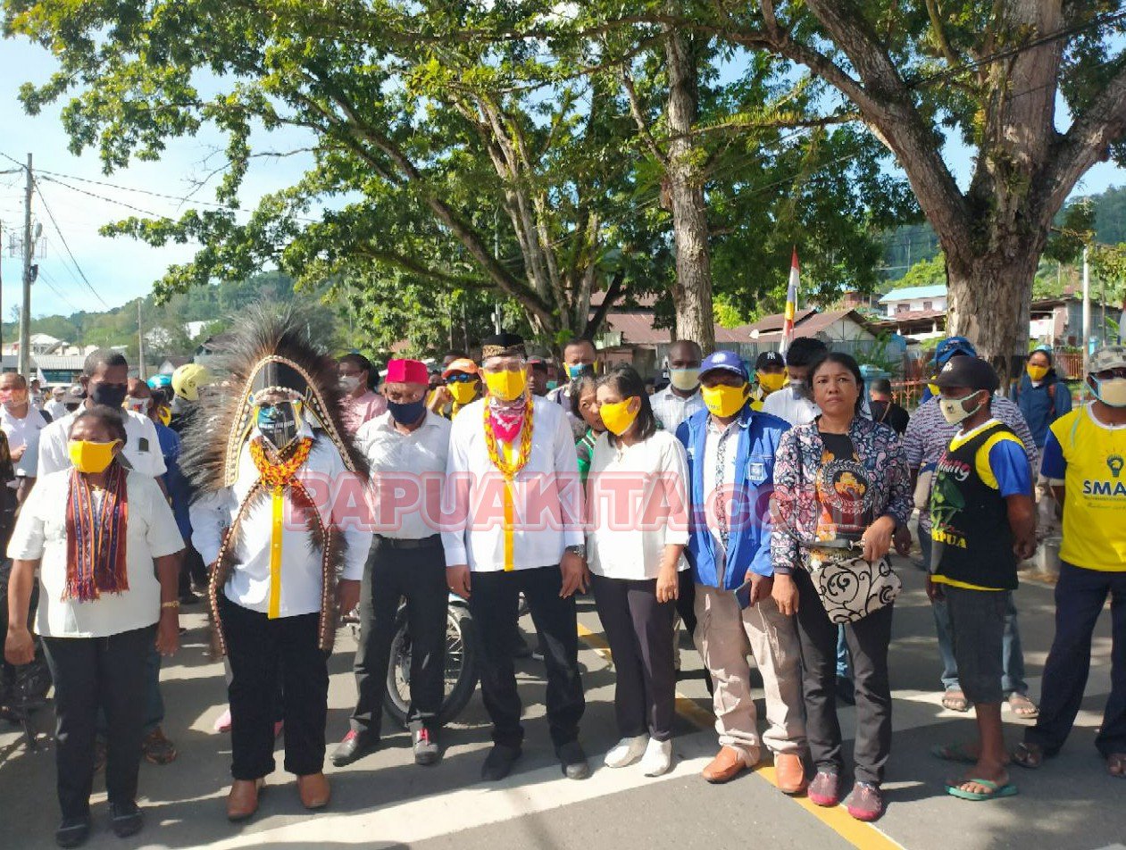 Pasangan Bakal Calon Bupati dan Wakil Bupati Sius Dowansiba-Rudi Timisela saat mendatangi KPU Kabupaten Manokwari