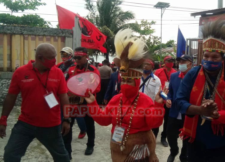 Pasangan RISMA saat akan mendaftar ke Kantor KPU Kabupaten Kaimana