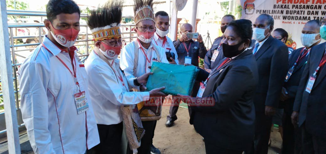 Pengembalian berkas pencolonan bakal pasangan calon bupati dan wakil bupati, Hendrik Mambor-Andy Kayukaitui