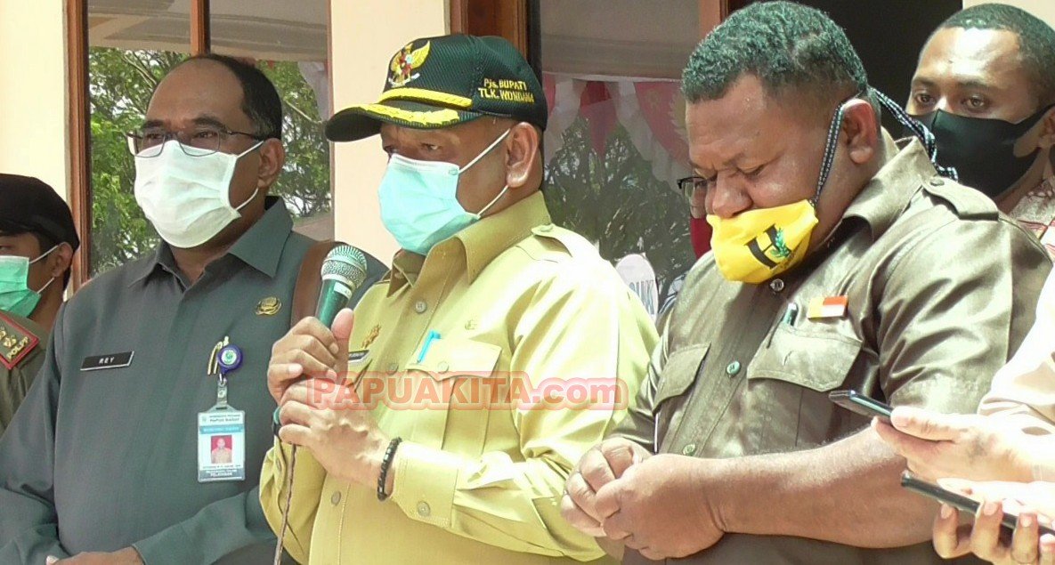Penjabat Bupati Teluk Wondama Abdul Latief Suaeri saat menerima honorer dan pencaker yang menggelar demonstrasi terkait seleksi CPNS