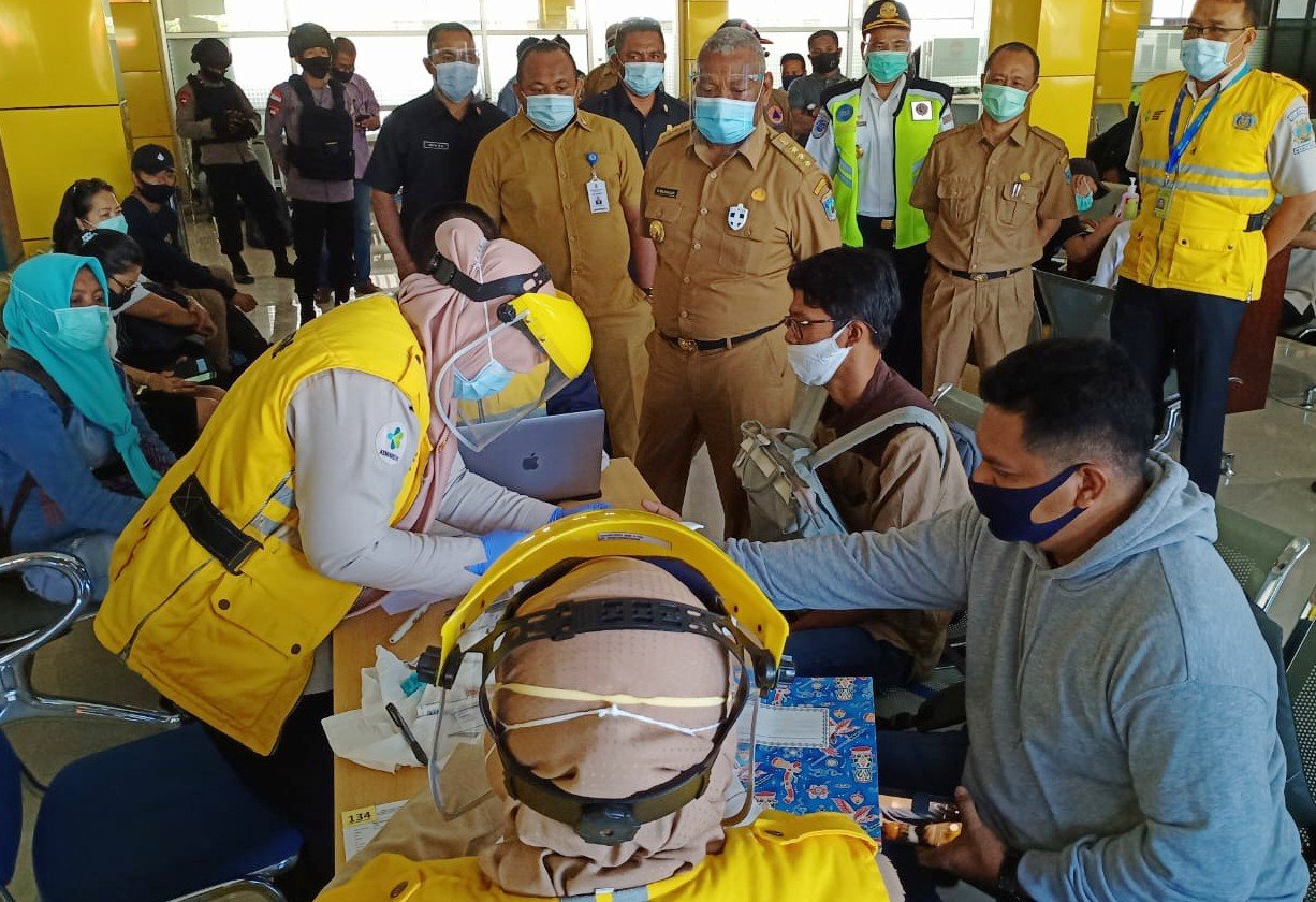 Penumpang yang baru tiba dengan maskapai penerbangan di Bandara Rendani diwajibkan rapid test.