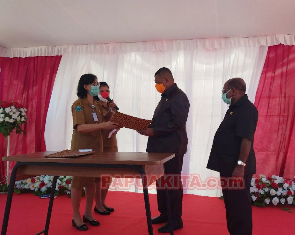 Pjs Sekda menyerahkan nota tugas kepada Penjabat Bupati Manokwari Robert Rumbekwan