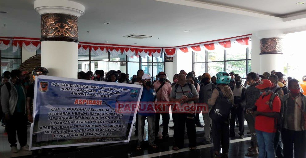 Ratusan kontraktor asli Papua saat berdemonstrasi di kantor gubernur provinsi Papua Barat