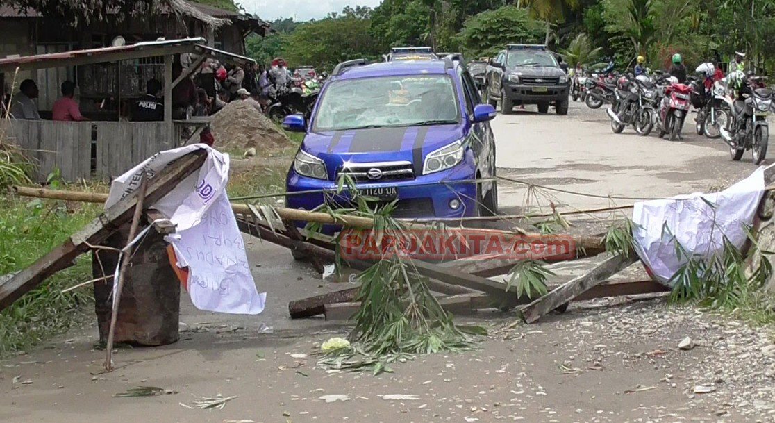 Salah satu ruas jalan di dalam kota Wasior, Kabupaten Teluk Wondama diblokade oleh pencari kerja dan honorer . Aksi blokade tersebut terkait hasil seleksi CPNS formasi 2018