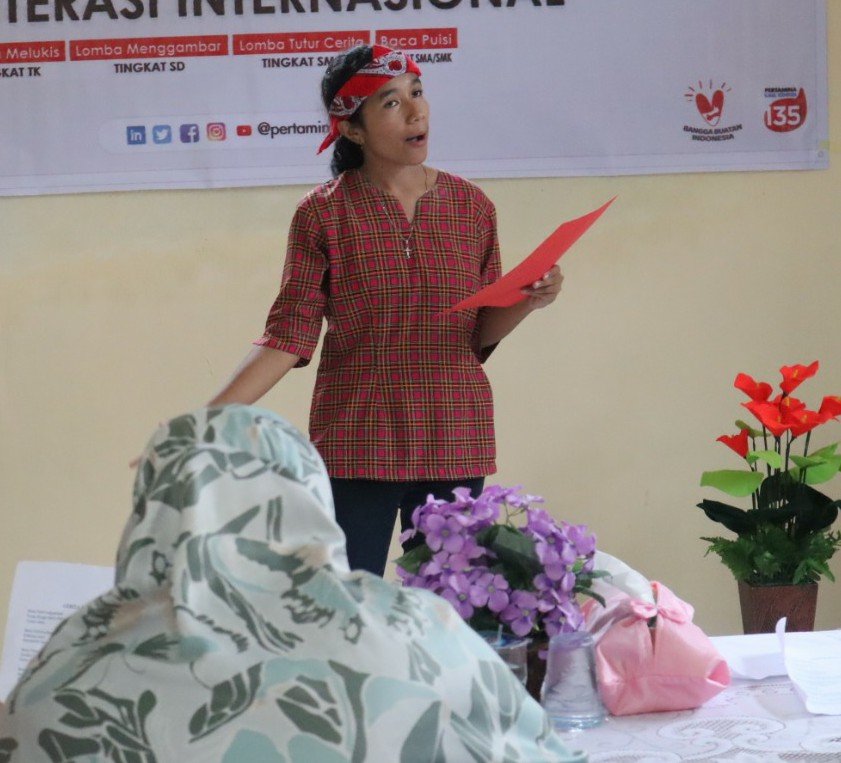 Salah seorang perserta lomba literasi yang digelar Rumah Pintar Hasoma dalam rangka memperingati Hari Literasi Internasional