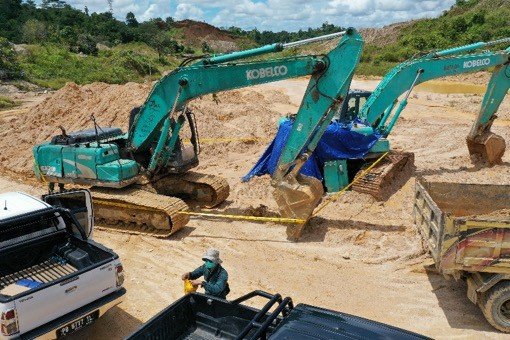 Sejumlah alat berat dan alat transportasi yang diamankan di lokasi penambangan ilegal galian C di kawasan Hutan Lindung Remu, Kota Sorong